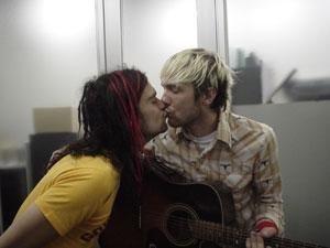 bertkissing4.jpg